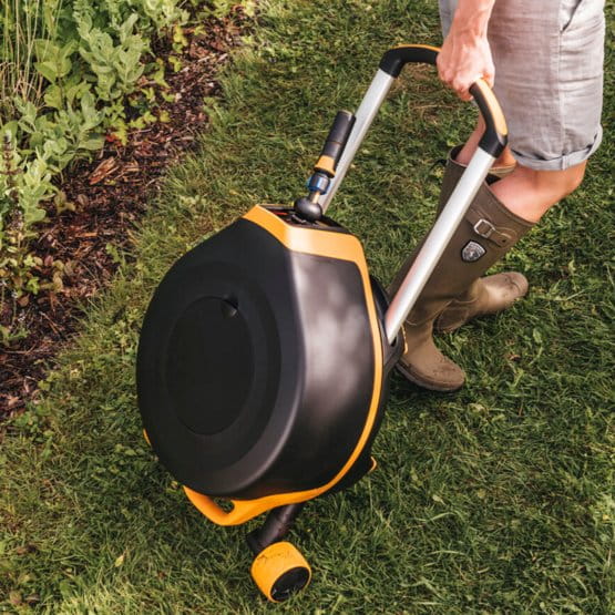 AUTOMATYCZNY BĘBEN Z WĘŻEM XL NA KÓŁKACH FISKARS 1025933