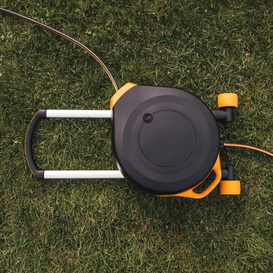 AUTOMATYCZNY BĘBEN Z WĘŻEM XL NA KÓŁKACH FISKARS 1025933