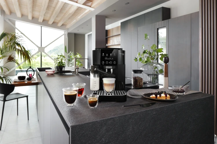 Ekspres-DELONGHI-Magnifica-Start-ECAM-220-60-B-lifestyle4.jpg
