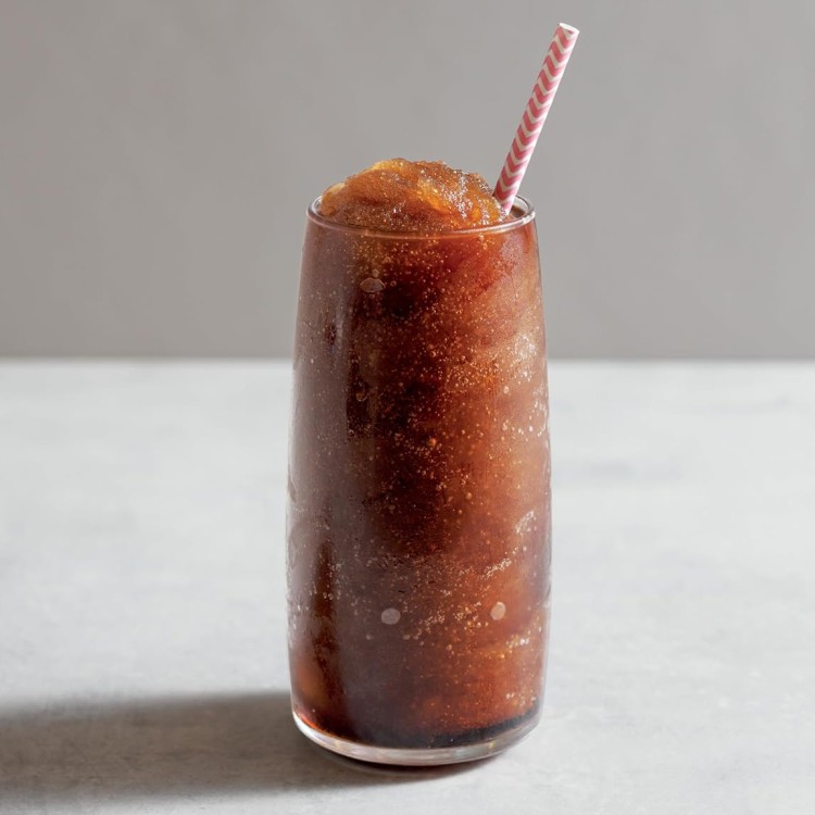 Szklanka z napojem mrozonym Slushy Cola ze slomka