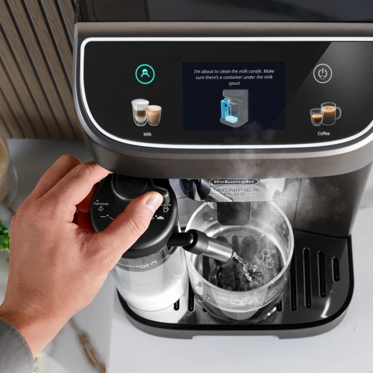 Ekspres-DELONGHI-Magnifica-Plus-ECAM320.70.TB-Tytanowy-obraz-lifestyle-3.jpg