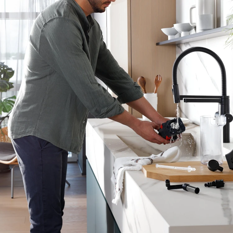 Ekspres-DELONGHI-Magnifica-Plus-ECAM320.70.TB-Tytanowy-obraz-lifestyle-6.jpg