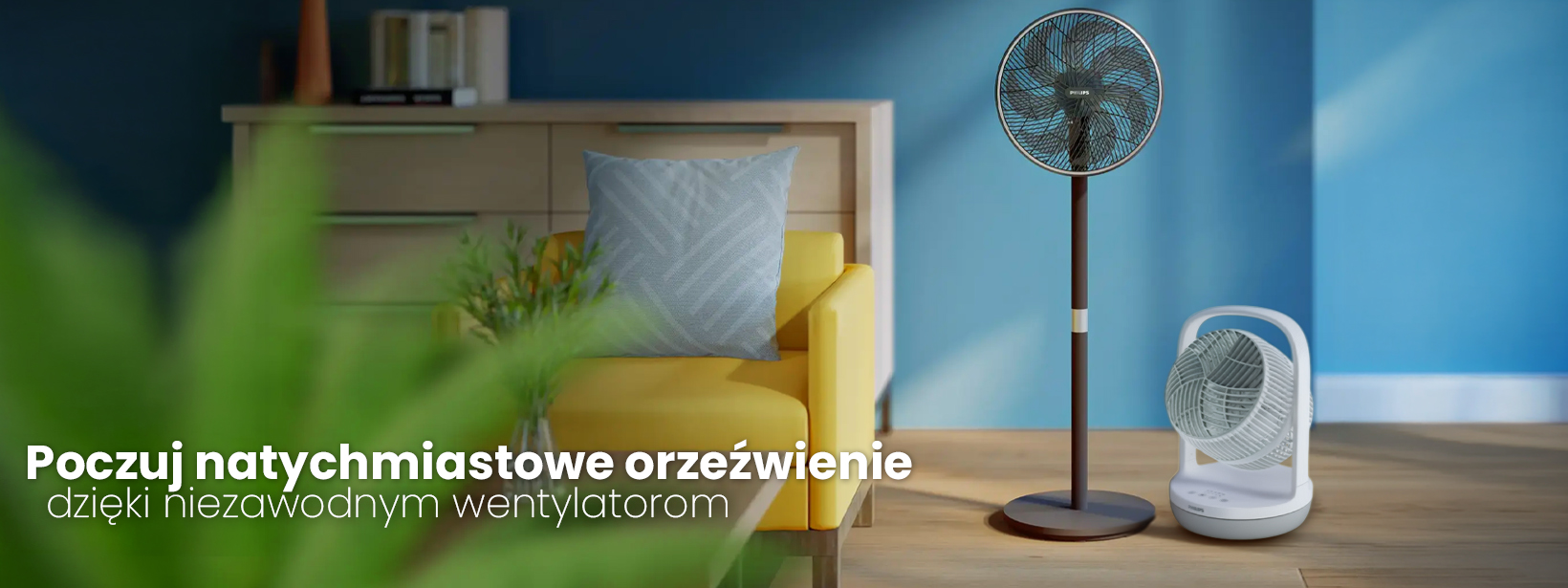 Nowoczesny baner reklamowy prezentuje czarny wentylator stojący i biały biurkowy marki Philips na tle żółtego fotela. W tle komoda, a na pierwszym planie liście. Biały napis u dołu głosi: Poczuj natychmiastowe orzeźwienie dzieki niezawodnym wentylatorom.