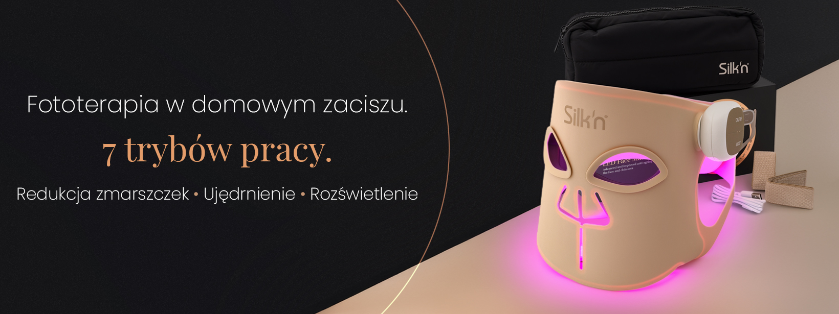 Baner reklamowy przedstawiający maskę LED Silk n. Beżowa maska z różowym podświetleniem stoi na powierzchni obok akcesoriów i czarnej kosmetyczki. Po lewej stronie znajduje się tekst promujący urządzenie, wymieniający 7 trybów pracy i korzyści, takie jak redukcja zmarszczek.