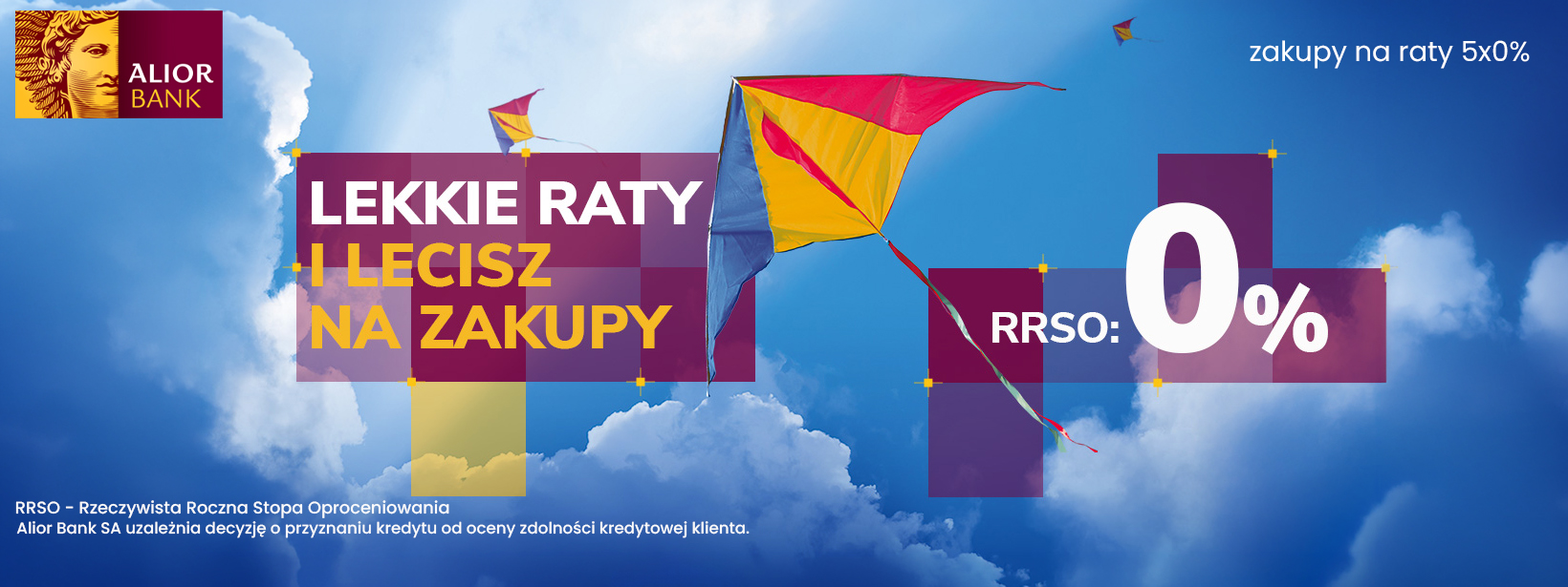 Baner reklamowy Alior Banku z hasłem LEKKIE RATY I LECISZ NA ZAKUPY oraz informacją o RRSO 0%. Na tle błękitnego nieba z chmurami unoszą się kolorowe latawce. Grafika promuje zakupy na raty 5x0%.