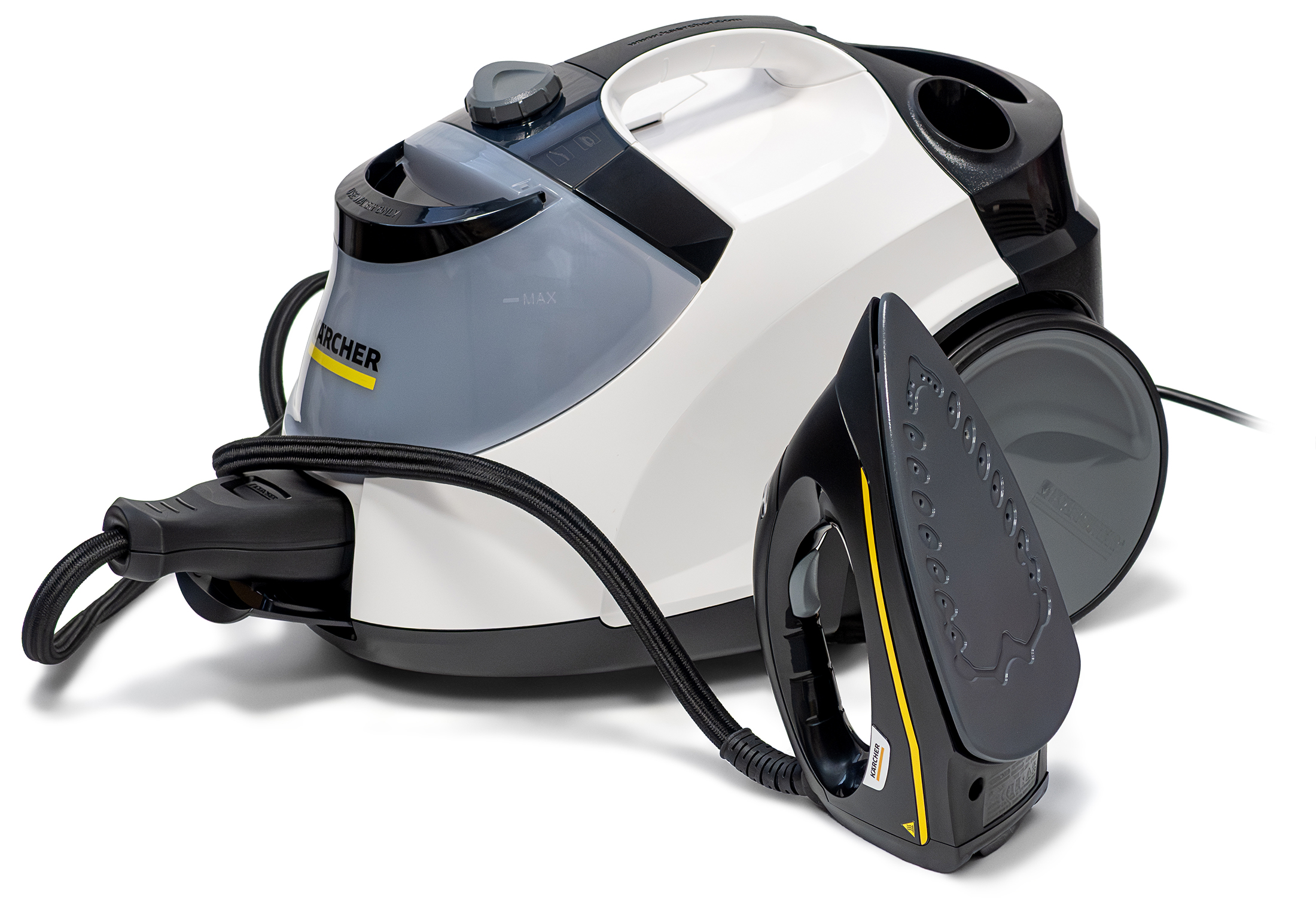 Parownica Karcher SC 5 EasyFix Iron w kolorze biało czarnym z czarnym żelazkiem parowym na białym tle. Urządzenie posiada widoczny z przodu zbiornik na wodę z logo producenta. Czarny przewód parowy łączy bazę z żelazkiem stojącym obok.
