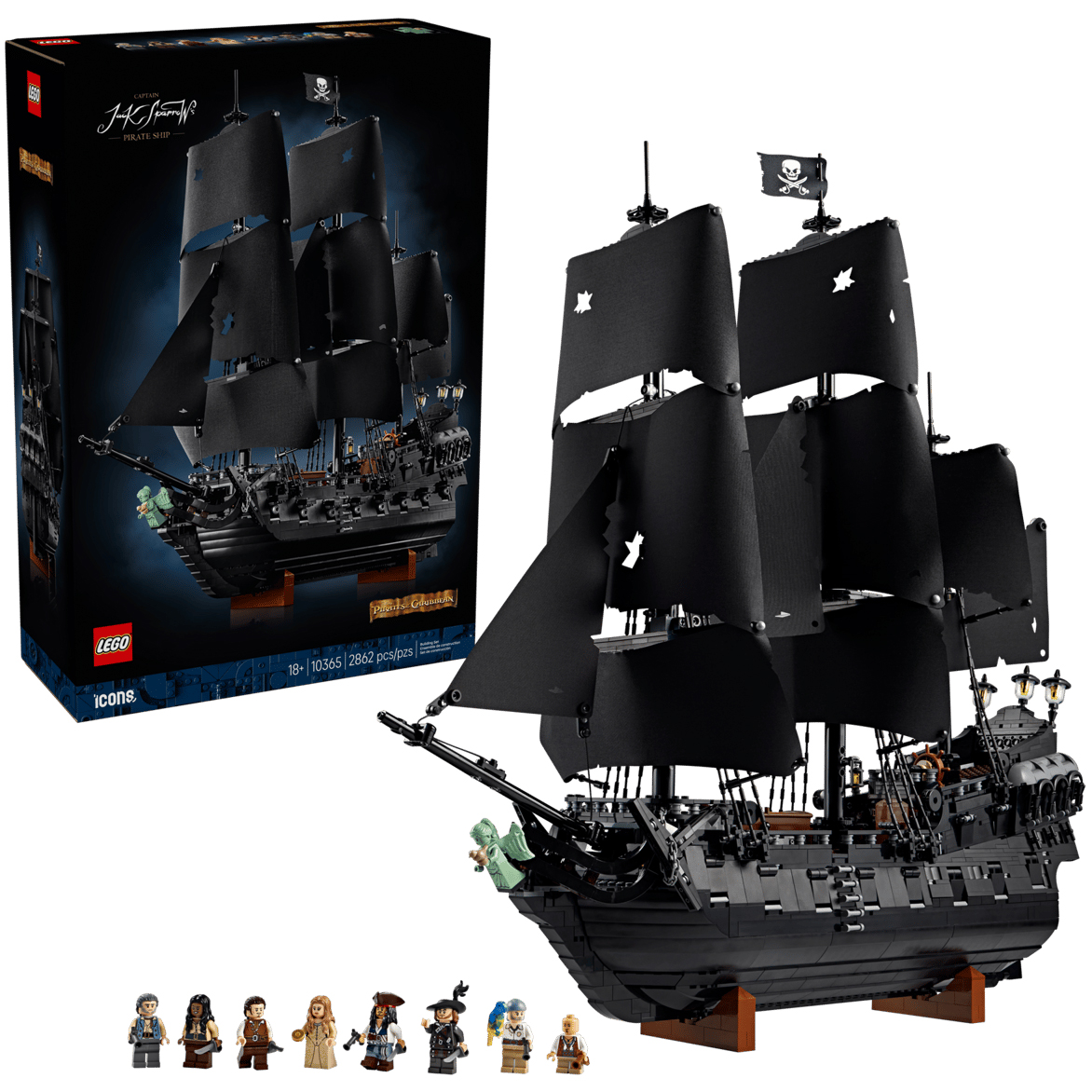 Czarny statek piracki z klocków LEGO Icons 10365 z postrzępionymi żaglami i flagą z czaszką, zaprezentowany na białym tle razem z oryginalnym pudełkiem. U dołu kadru widoczne jest osiem minifigurek postaci z serii Piraci z Karaibów.