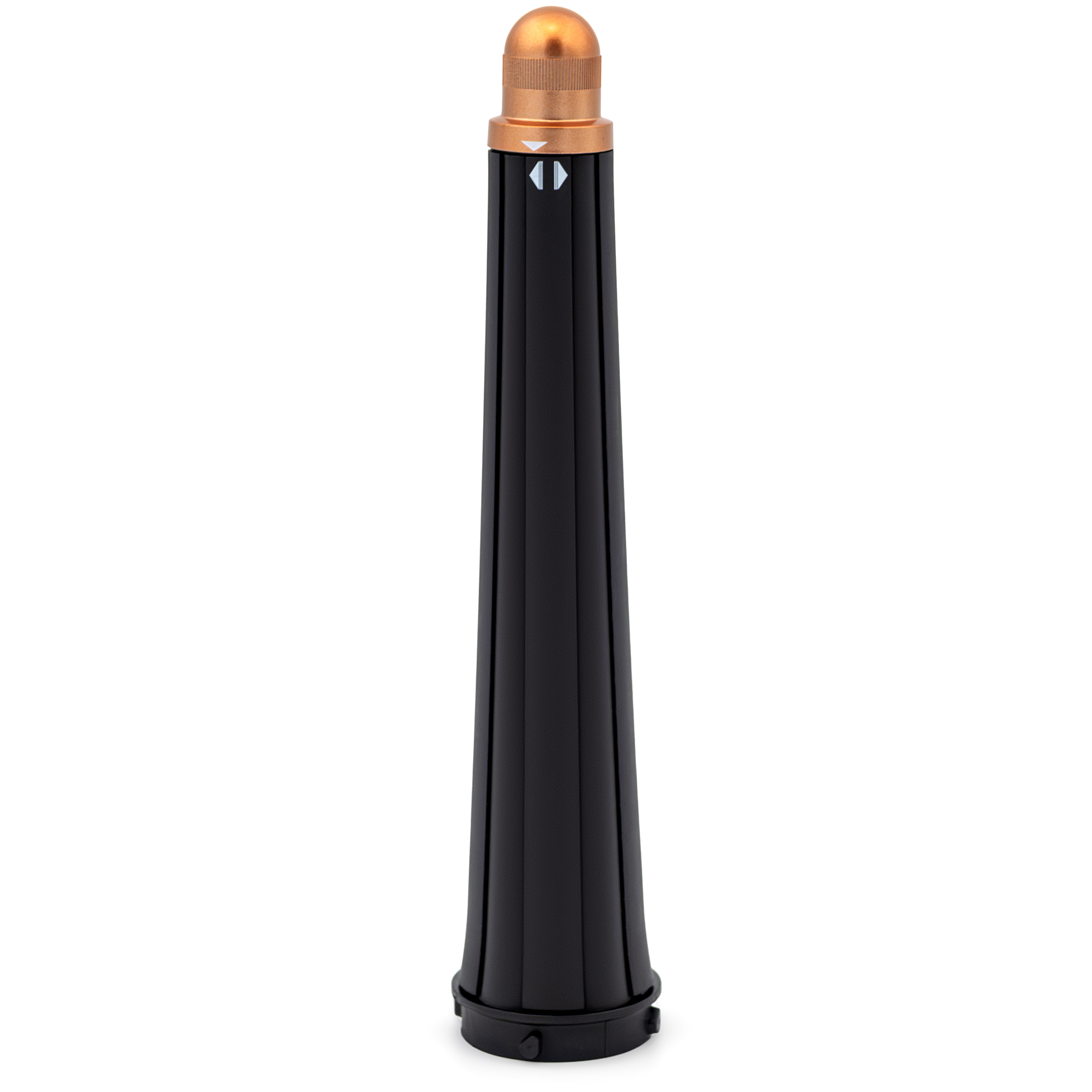 Czarna nasadka stożkowa do urządzenia Dyson Airwrap i.d. w pozycji pionowej. Element posiada żebrowaną fakturę, zwieńczony jest miedzianym wierzchołkiem i posiada białe nadruki strzałek. Podstawa końcówki jest wyposażona w specjalny mechanizm blokujący do montażu na głównym korpusie multistylera.