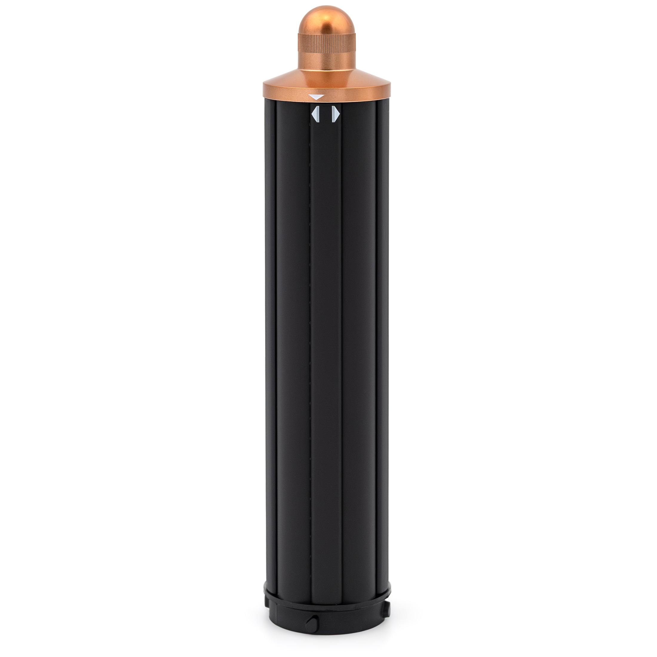 Cylindryczna końcówka do lokówek Dyson Airwrap i.d. o długości 40 mm, w kolorze czarnym z miedzianym zakończeniem. Nasadka posiada wzdłużne rowki ułatwiające stylizację fal, białe strzałki wskazujące kierunek obrotu powietrza oraz zatrzaskowy system mocowania u dołu. Element jest zaprezentowany w pozycji pionowej na białym tle.