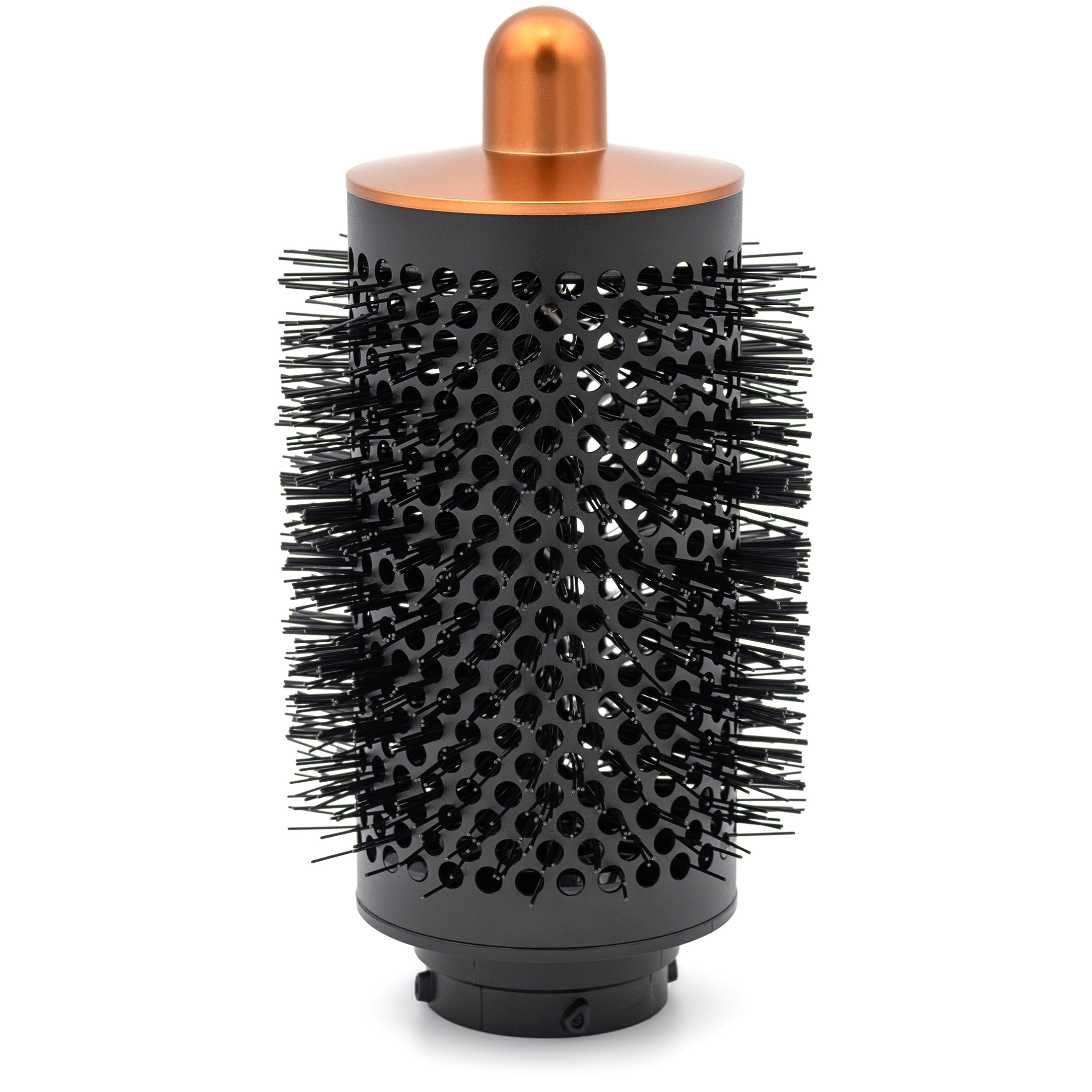 Duża szczotka okrągła do stylizacji włosów Dyson Airwrap i.d., zaprojektowana w celu zwiększenia objętości fryzury. Szczotka posiada czarny perforowany korpus z gęstym włosiem, miedzianą górną pokrywę oraz zatrzaskowy system mocowania u dołu. Całość jest ustawiona w pionowej pozycji na czystym, białym tle.
