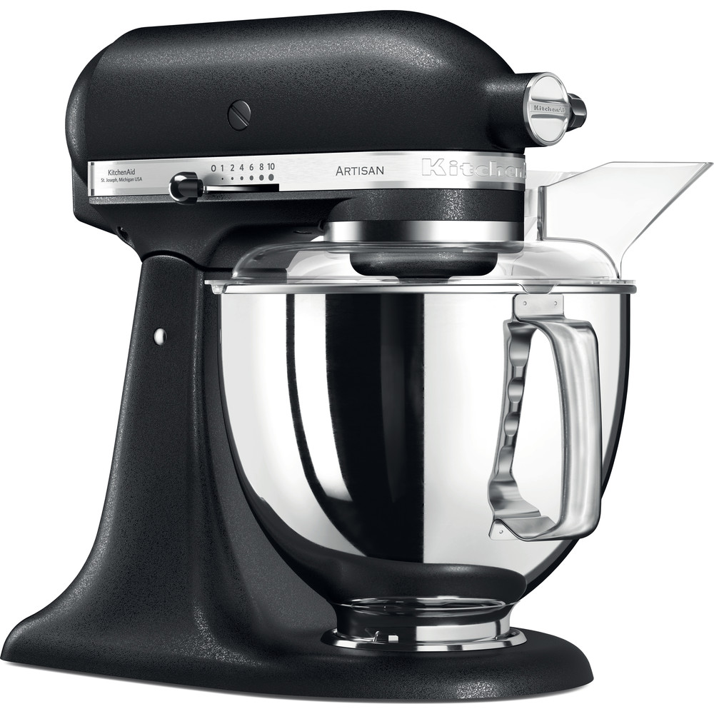 Zbliżenie na czarny robot kuchenny KitchenAid Artisan z przodu. Widoczna jest błyszcząca metalowa dzieża z uchwytem oraz przezroczysta osłona przeciwko chlapaniu z lejkiem do składników.