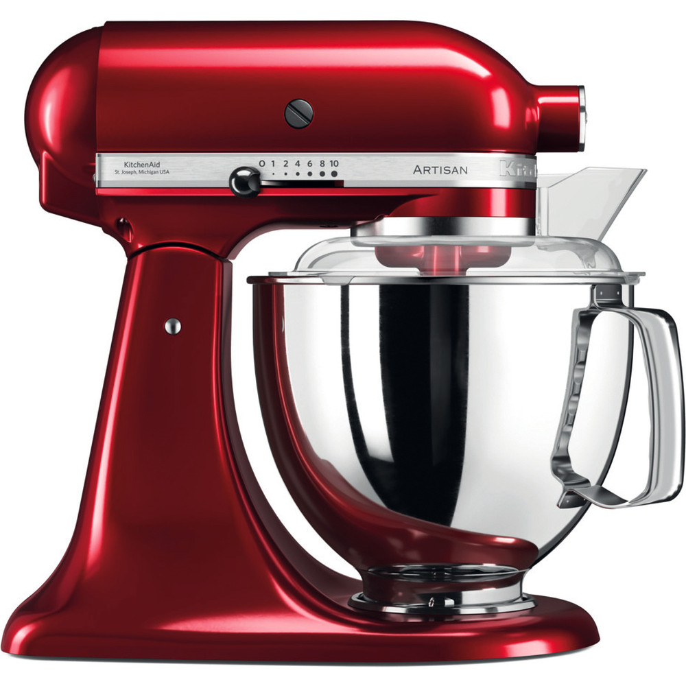 Czerwony robot kuchenny KitchenAid Artisan 5KSM175PSECA z misą i przezroczystą osłoną, stojący na białym tle. Widok od boku.