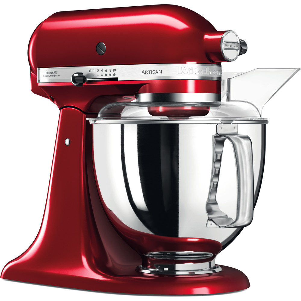 Czerwony robot kuchenny KitchenAid Artisan 5KSM175PSECA z misą, przezroczystą osłoną z lejkiem i pokrętłem prędkości, stojący na białym tle.