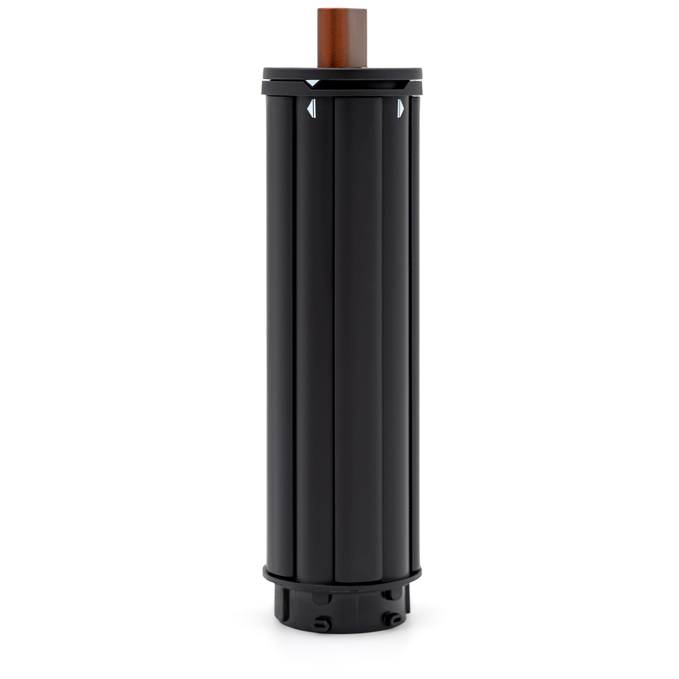 Pionowo ustawiona czarna końcówka cylindryczna 40 mm do stylizacji włosów, wyposażona w miedziany szczyt oraz mechanizm zatrzaskowy u podstawy. Na powierzchni końcówki widoczne są białe oznaczenia w formie strzałek, które wskazują kierunek nawijania pasm włosów podczas pracy urządzenia.