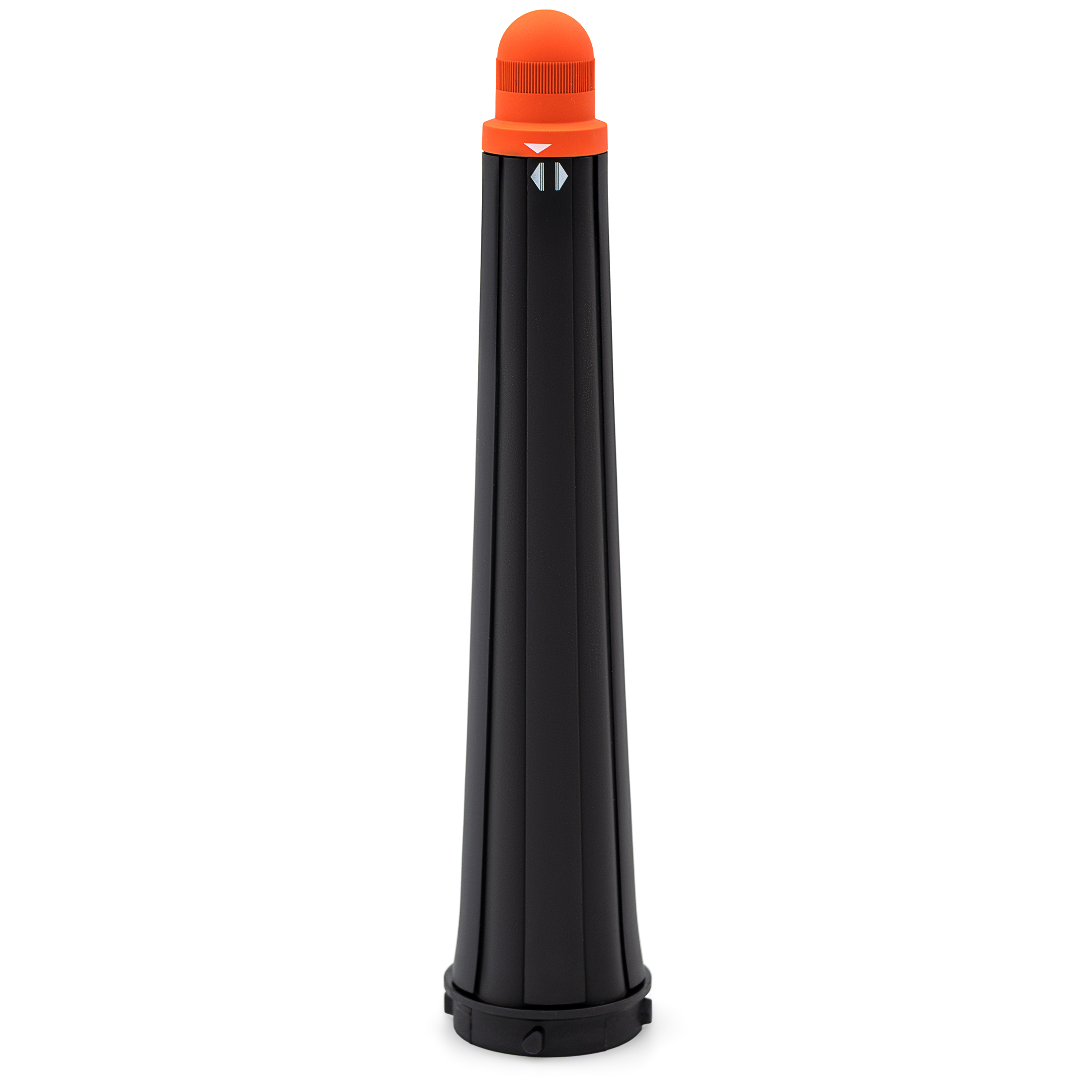 Pionowe ujęcie czarnej nasadki stożkowej Dyson Airwrap i.d. na białym tle. Końcówka posiada charakterystyczne żłobienia oraz brązowy element na szczycie ze wskaźnikami kierunku kręcenia loków.