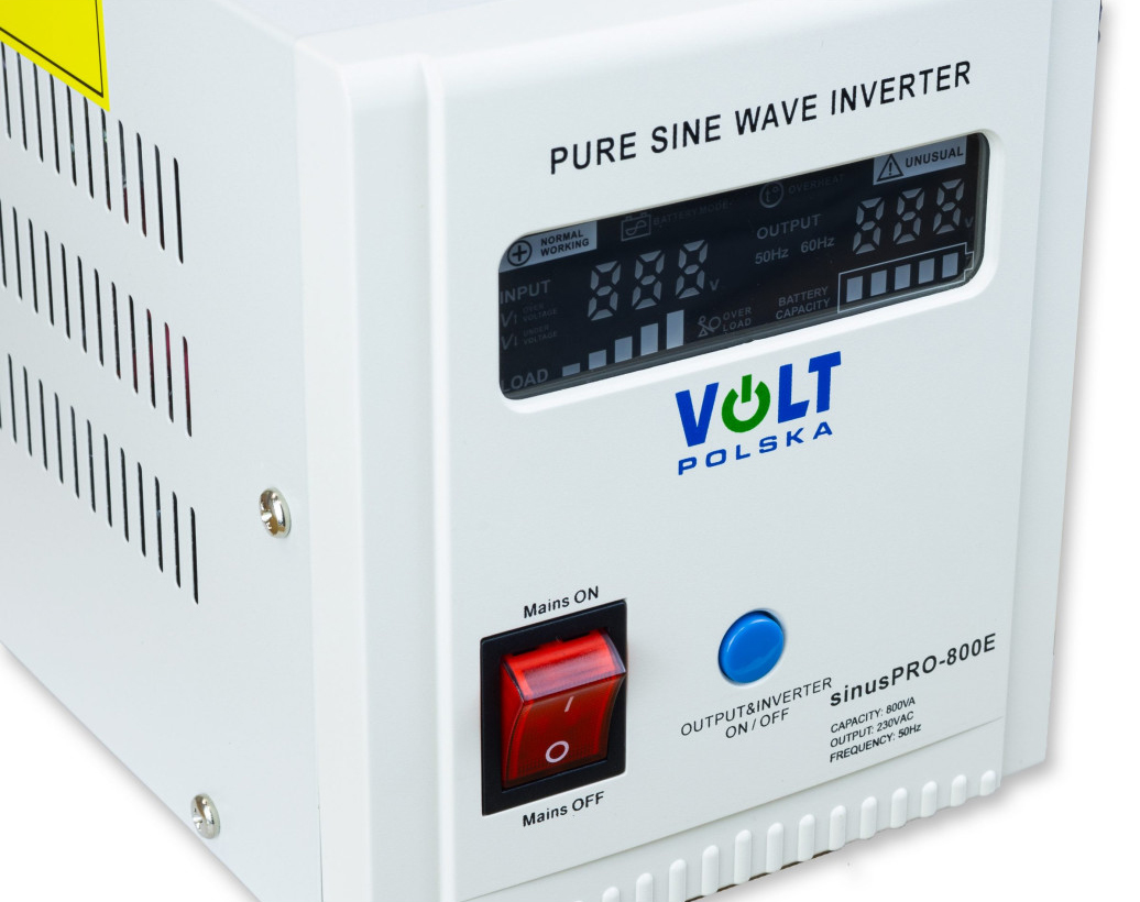 Zbliżenie na panel sterowania zasilacza Volt Sinus PRO 800E. Widoczny ciemny wyświetlacz LCD, logo producenta, czerwony włącznik główny oraz niebieski przycisk przetwornicy na białej obudowie.