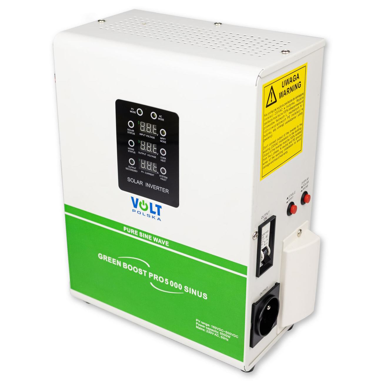 Biała przetwornica solarna Volt Polska Green Boost Pro 5000 Sinus z zielonym pasem na froncie i czarnym panelem sterowania z trzema wyświetlaczami. Na bocznej ściance widoczna jest żółta etykieta ostrzegawcza, przełącznik oraz czarne gniazdo wyjściowe. Urządzenie zaprezentowano na białym tle.