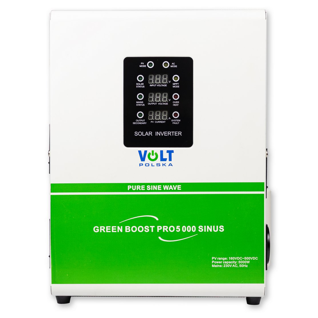 Przetwornica solarna Volt Polska Green Boost Pro 5000 Sinus, widok od przodu na białym tle. Urządzenie ma białą obudowę z centralnym czarnym panelem sterowania z wyświetlaczami oraz szeroki zielony pas w dolnej części z nazwą modelu.