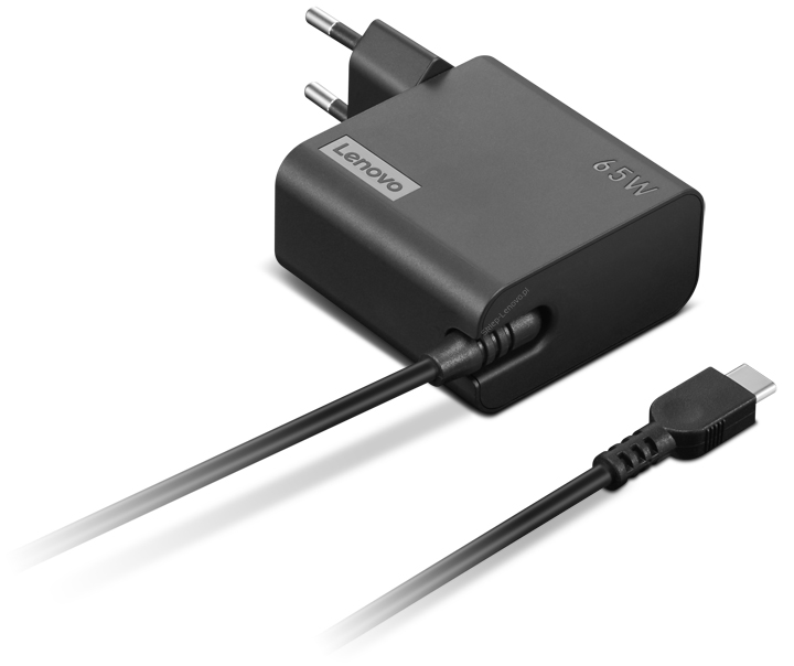 Czarna ładowarka sieciowa Lenovo 65W USB-C na białym tle, widok pod kątem z góry. Matowy, prostokątny zasilacz posiada widoczne logo LENOVO, oznaczenie mocy 65W oraz zintegrowaną wtyczkę sieciową. Na pierwszym planie pokazano końcówkę przewodu z wtykiem standardu USB-C.