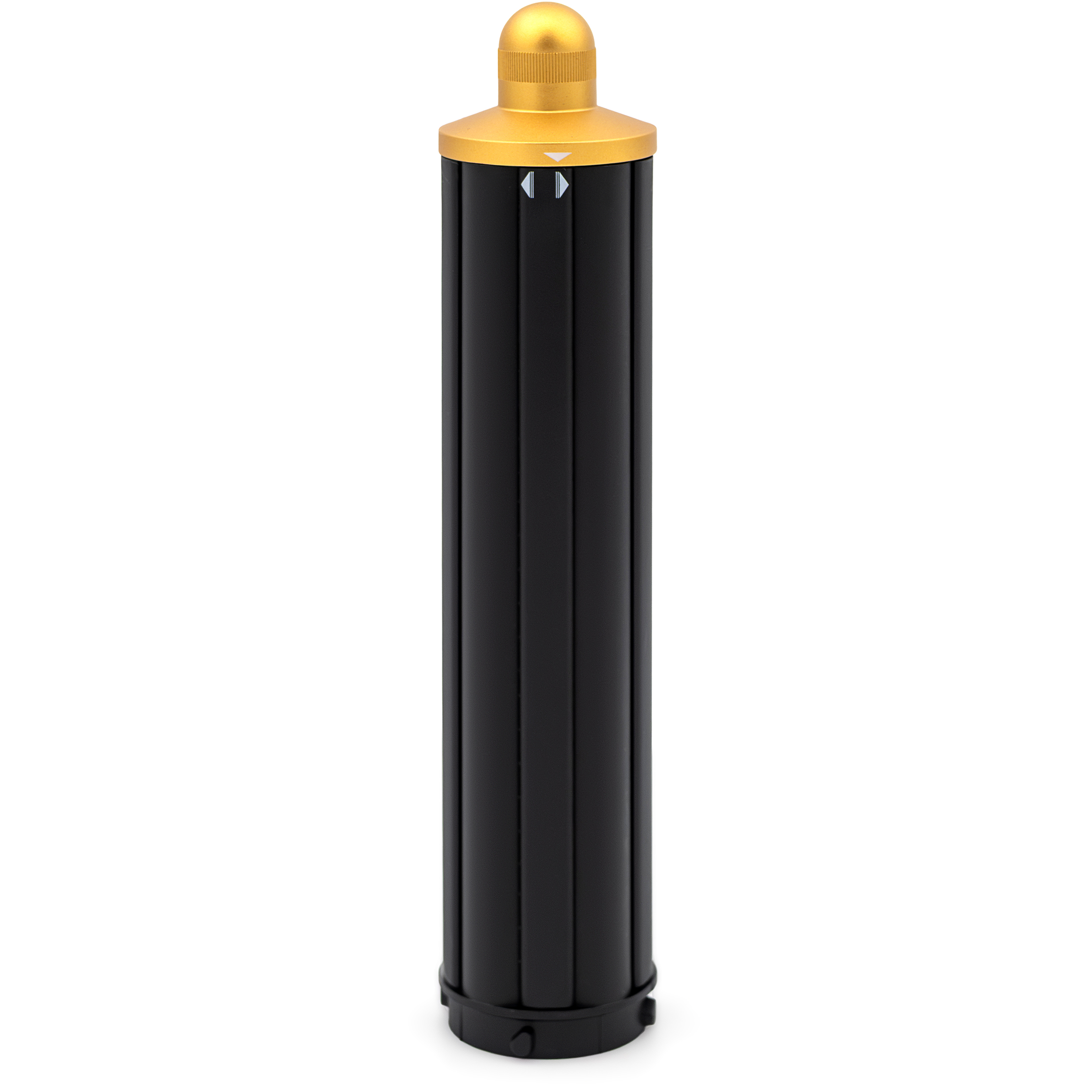 Cylindryczna końcówka do lokówek Dyson Airwrap i.d., w kolorze czarnym ze złotym zakończeniem. Nasadka posiada wzdłużne rowki, białe strzałki wskazujące kierunek obrotu powietrza oraz zatrzaskowy system mocowania u dołu. Element jest zaprezentowany w pozycji pionowej na białym tle.