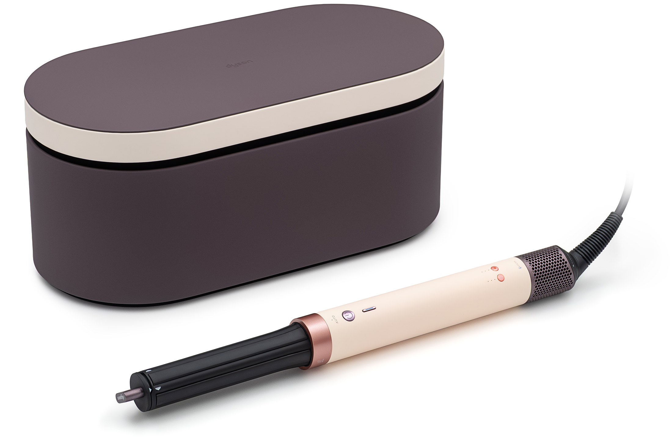 Dyson Airwrap Multistyler z założoną czarną końcówką do loków leży obok fioletowego etui na białym tle. Rączka urządzenia jest jasnoróżowa z widocznymi przyciskami sterowania. Widok z góry ukazuje elegancki design zestawu.