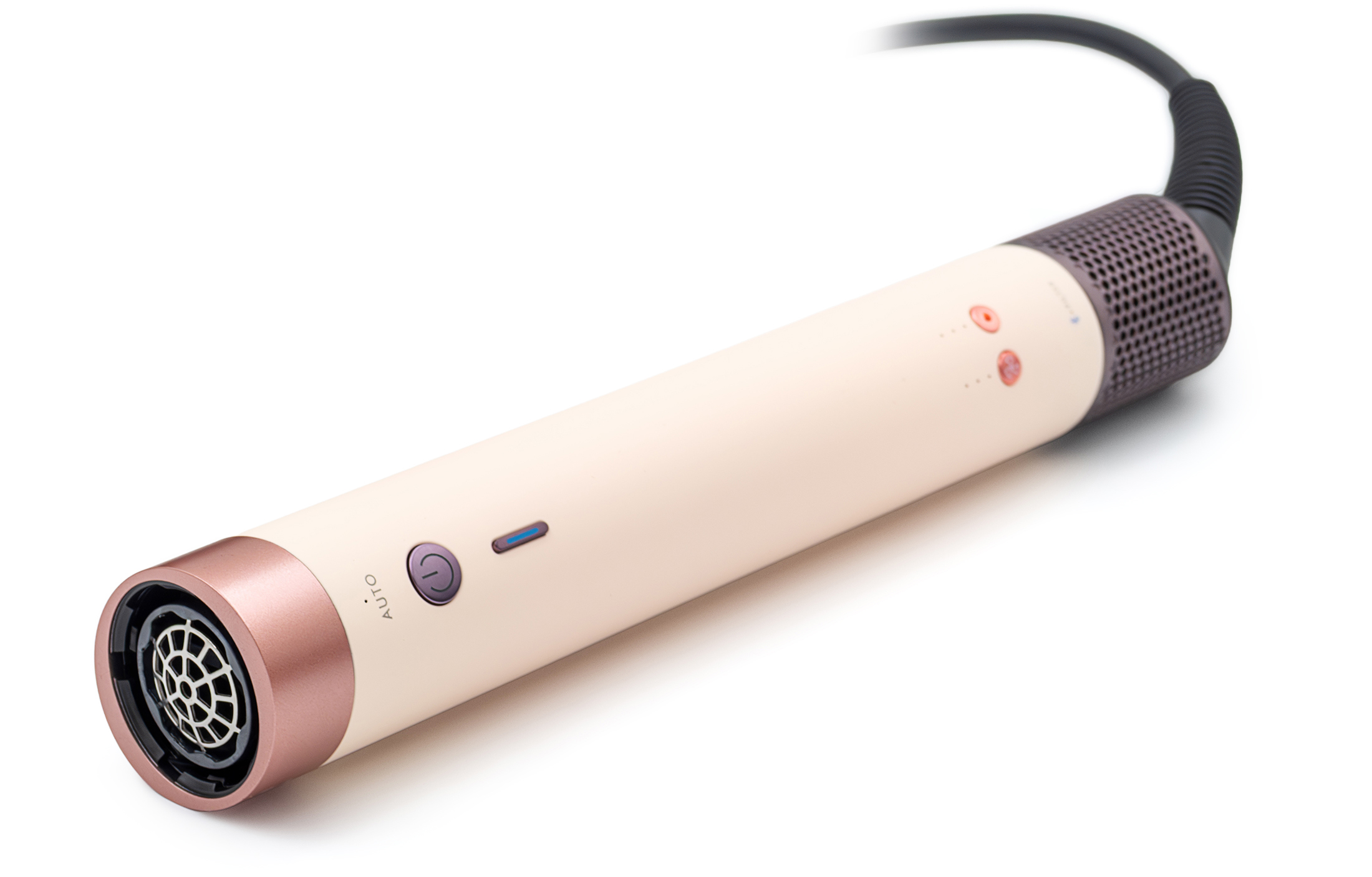 Zbliżenie na rączkę urządzenia Dyson Airwrap Co-anda2x bez końcówki, ukazujące wylot powietrza z miedzianym pierścieniem. Na jasnoróżowej obudowie widoczne są przyciski sterujące oraz fioletowy włącznik. Całość spoczywa na białym tle.