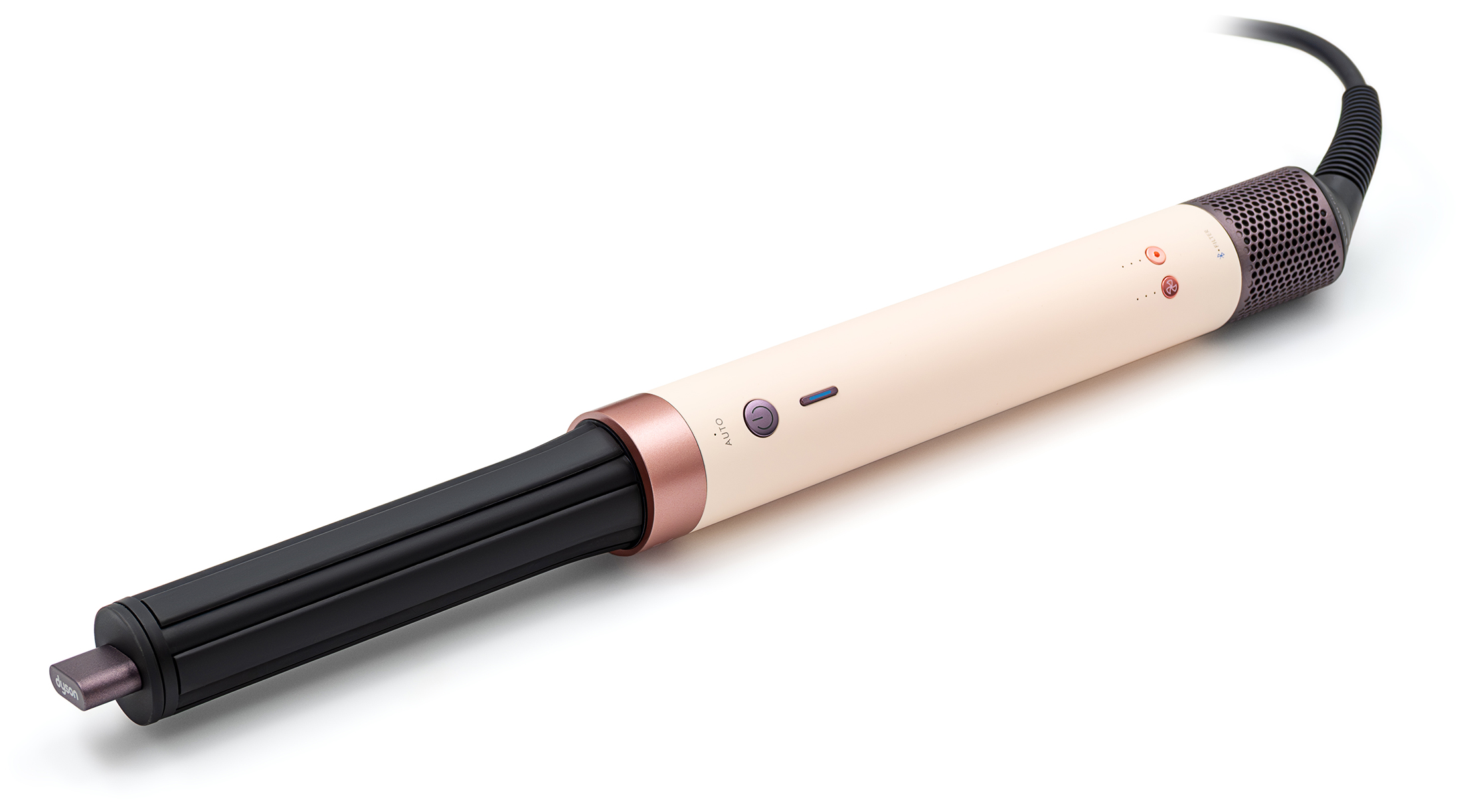 Zbliżenie na multistyler Dyson Airwrap Co-anda2x z założoną czarną końcówką do loków. Jasnoróżowa rączka posiada fioletowy przycisk zasilania i wskaźniki ustawień. Urządzenie leży ukośnie na białym tle, ukazując detale panelu sterowania i miedziane wykończenie.