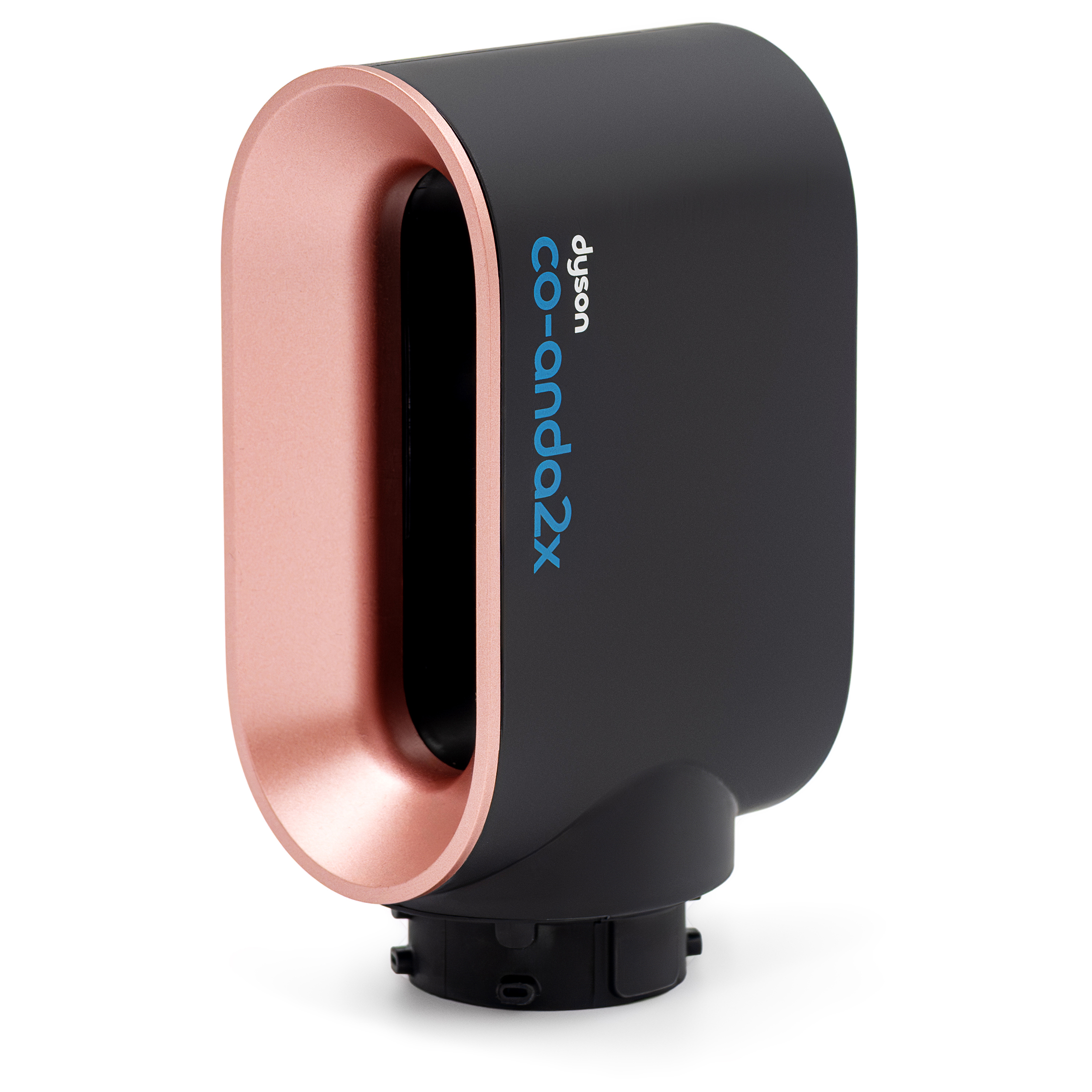 Końcówka do szybkiego suszenia Dyson Airwrap Co-anda2x w kolorze czarno-miedzianym. Akcesorium posiada charakterystyczny owalny otwór i logotypy marki na bocznej ściance. Widok pod kątem na białym tle.