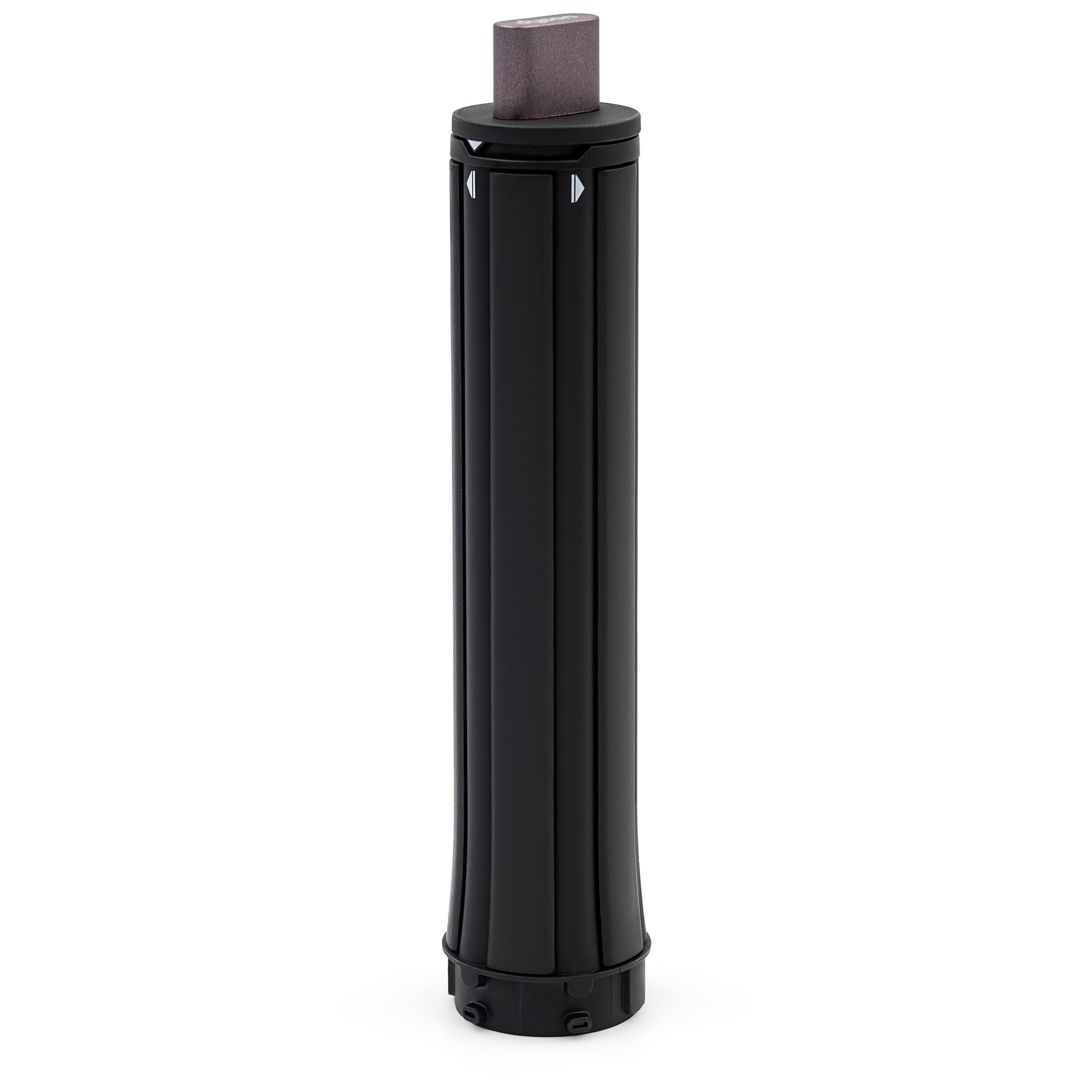 Końcówka cylindryczna Dyson Airwrap 30mm Co-anda2x w kolorze czarnym, widok z przodu. Posiada pionowe żłobienia, białe strzałki kierunkowe oraz fioletowe wykończenie na szczycie. Całość zaprezentowana pionowo na białym tle.