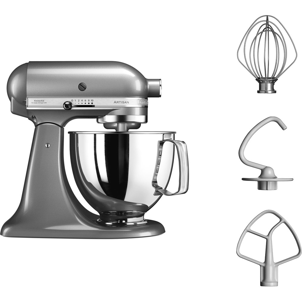 Srebrny robot kuchenny KitchenAid 5KSM125ECU z misą i trzema końcówkami do mieszania obok, wszystko na białym tle.