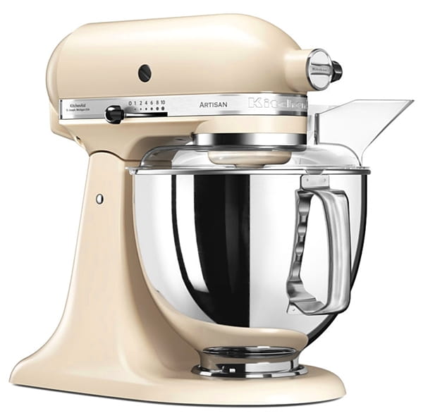 Kremowy robot kuchenny KitchenAid Artisan 5KSM175PSEAC ze lśniącą metalową misą i przezroczystą osłoną przeciwrozpryskową. Widoczny jest boczny panel sterowania prędkością.