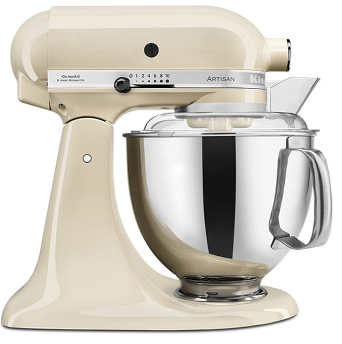 Kremowy robot kuchenny KitchenAid Artisan 5KSM175PSEAC, widok z boku. Robot ma lśniącą, metalową misę z uchwytem i przezroczystą osłonę. Wyraźnie widoczny jest regulator prędkości na korpusie.