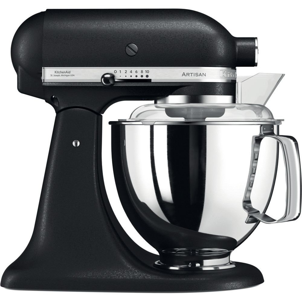 Robot kuchenny KitchenAid Artisan w kolorze matowej czerni, widok z boku, z metalową dzieżą i przezroczystą osłoną przeciwko chlapaniu. Na korpusie widoczna jest skala prędkości od 0 do 10.