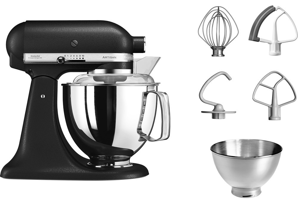 Czarny robot kuchenny KitchenAid Artisan z metalową misą na białym tle. Obok urządzenia widoczny jest komplet akcesoriów: dodatkowa misa, osłona przeciwko chlapaniu, trzepaczka, hak i dwa mieszadła, w tym jedno ze zgarniaczem.