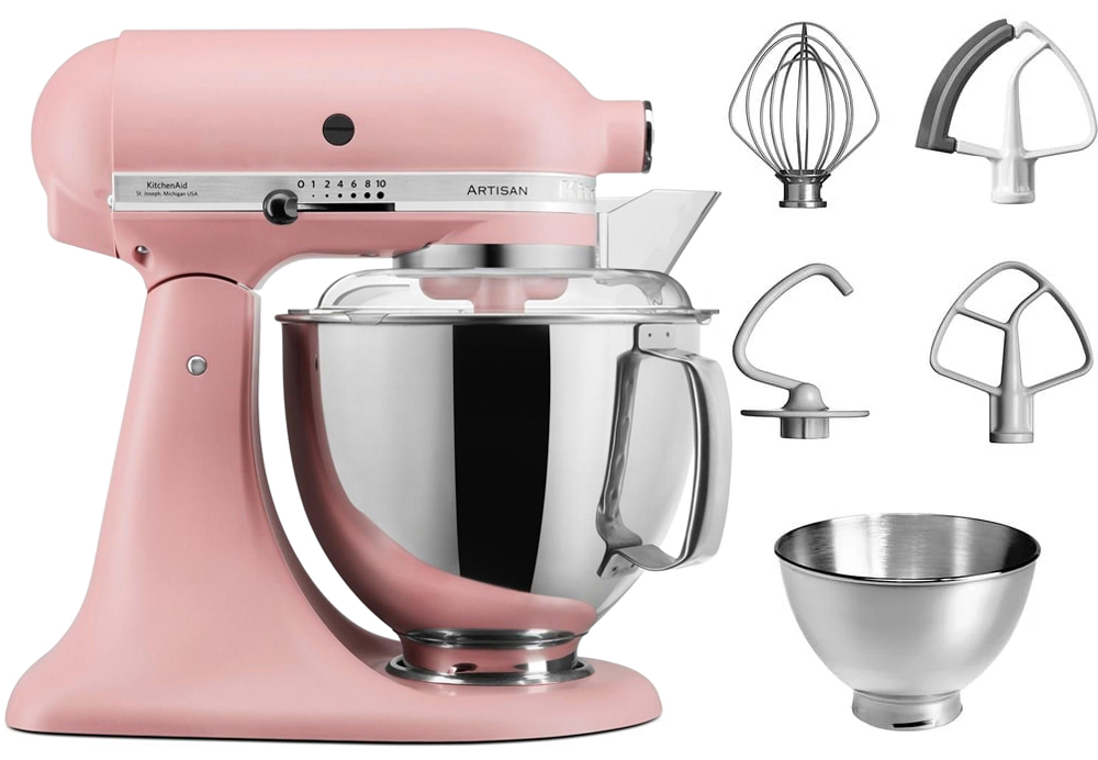 Różowy robot kuchenny KitchenAid Artisan z misą ze stali nierdzewnej, widok z boku na białym tle. Po prawej stronie widoczne są dołączone akcesoria, w tym cztery mieszadła oraz mniejsza misa.
