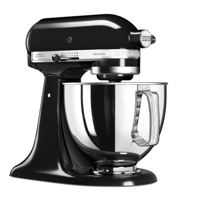 Błyszczący, czarny robot kuchenny KitchenAid Artisan 5KSM175PSEOB, widok z boku. Robot ma lśniącą, metalową misę z uchwytem, a na korpusie widoczny jest regulator prędkości w chromowanej ramce.