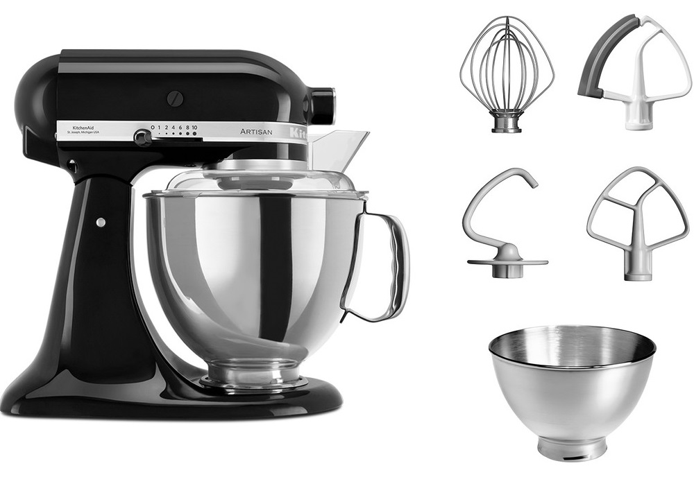 Czarny robot kuchenny KitchenAid Artisan 5KSM175PSEOB ze lśniącą metalową misą i osłoną. Obok widoczny jest komplet pięciu akcesoriów, w tym dodatkowa misa ze stali nierdzewnej, wszystko na białym tle.