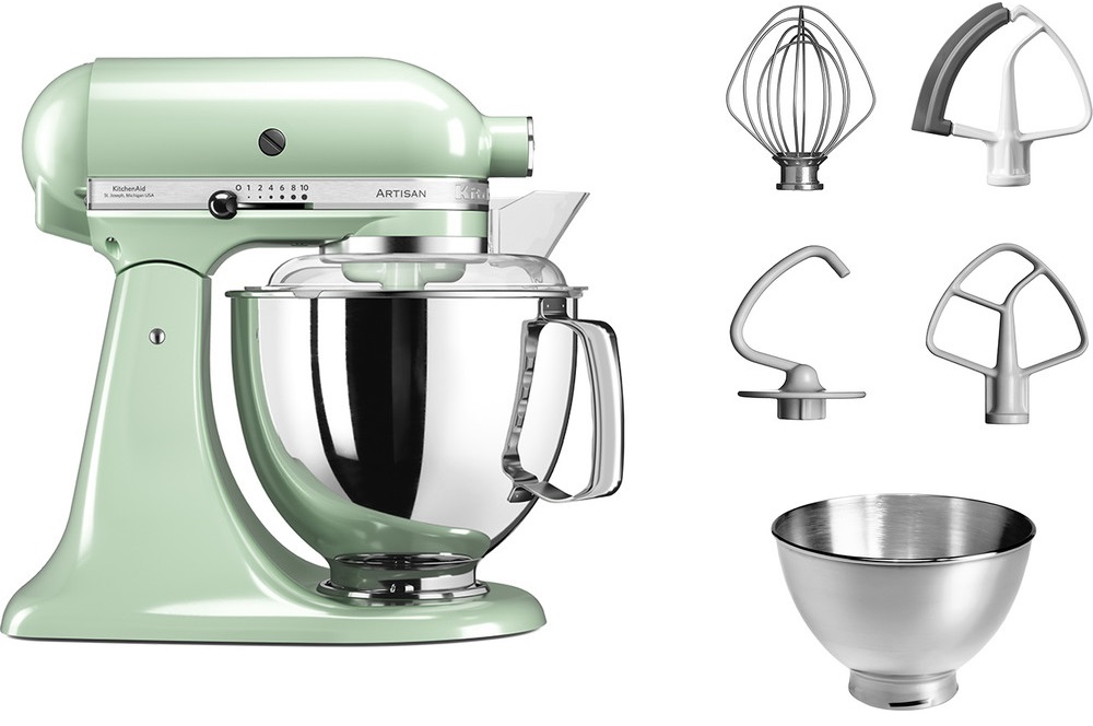 Pistacjowy robot kuchenny KitchenAid Artisan 5KSM175PSEPT ze lśniącą metalową misą i osłoną. Obok widoczny jest komplet pięciu akcesoriów, w tym dodatkowa misa ze stali nierdzewnej, wszystko na białym tle.