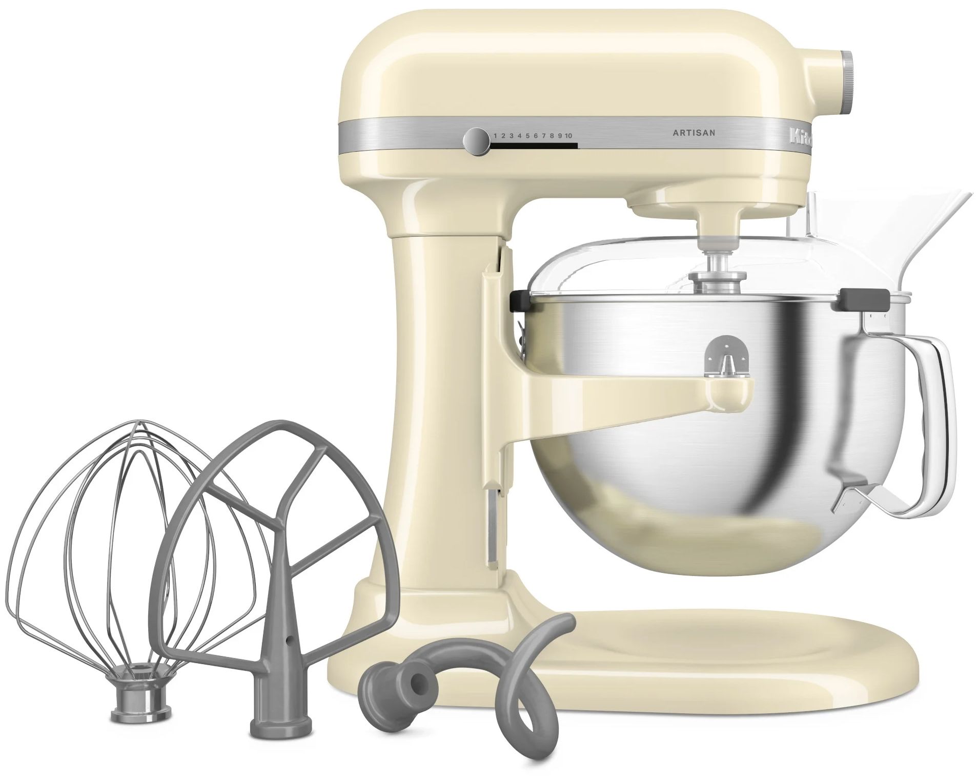 Kremowy robot planetarny KitchenAid Artisan z misą ze stali nierdzewnej i przezroczystą osłoną na białym tle. Obok urządzenia widoczne są trzy akcesoria: rózga, mieszadło płaskie i hak do ciasta. Widok z boku prezentuje suwak regulacji prędkości oraz logo Artisan na srebrnym pasku.