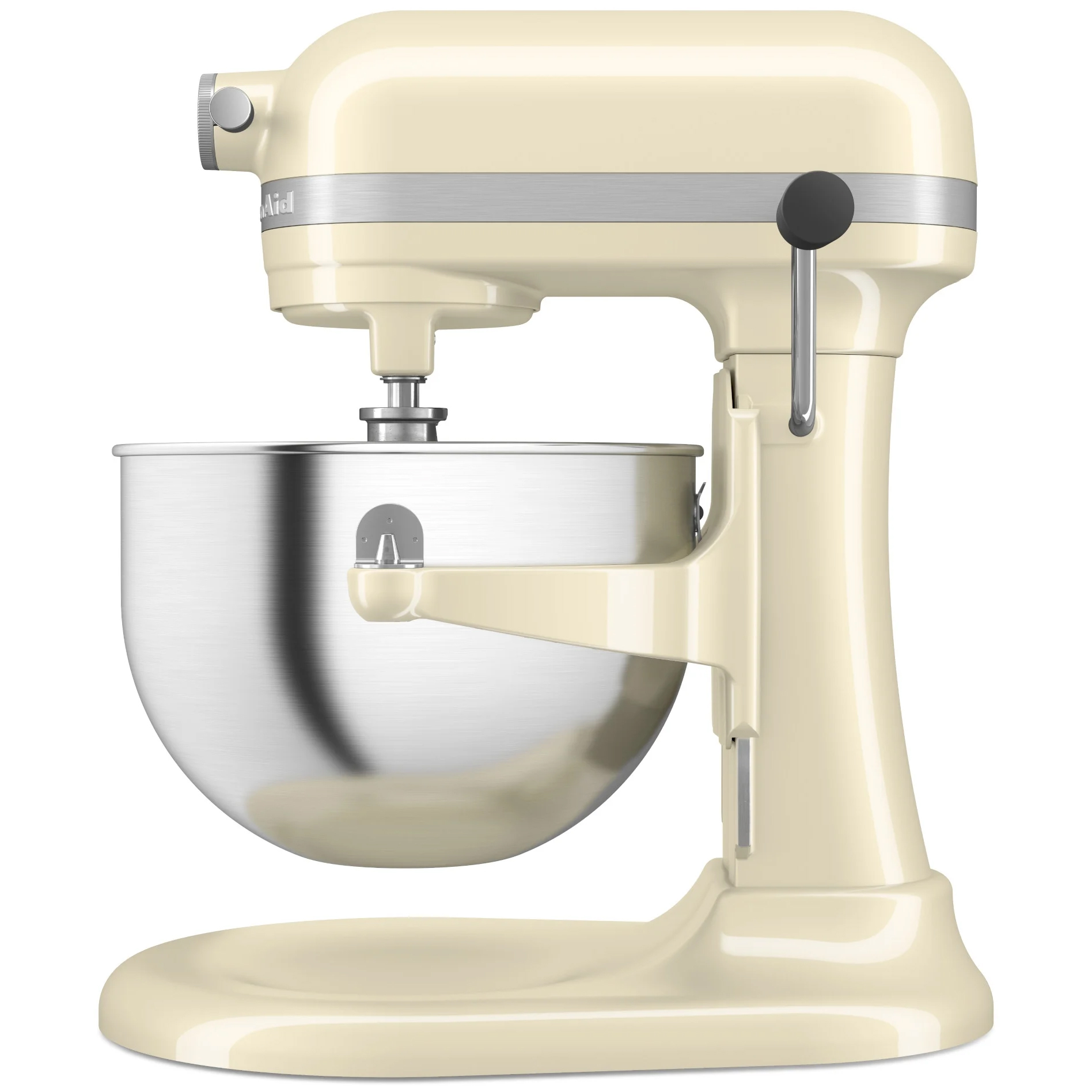 Kremowy mikser KitchenAid Artisan 5KSM60SPXEAC widziany z prawego boku. Zdjęcie wyraźnie pokazuje srebrną dźwignię podnośnika z czarną rączką oraz sposób montażu stalowej misy na bocznych ramionach urządzenia.