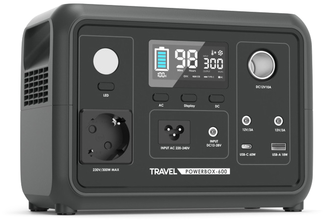 Mobilna stacja zasilania VOLT Polska Travel Powerbox-600 w kolorze czarnym. Zdjęcie prezentuje panel przedni z wyświetlaczem LCD, gniazdem 230V, portami USB i DC oraz wbudowaną latarką, ukazując wszechstronność urządzenia jako przenośnego magazynu energii.