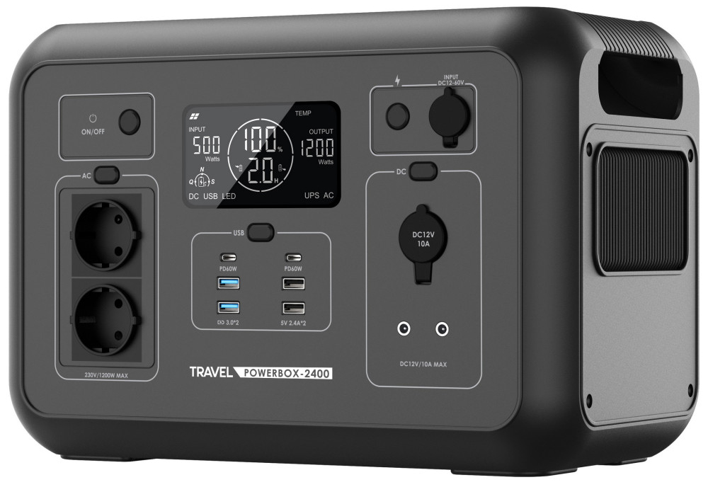 Widok z przodu na profesjonalną stację zasilania Travel Powerbox-2400 marki VOLT Polska. Urządzenie o mocy 1200W z funkcją UPS posiada wyświetlacz LCD, dwa gniazda 230V oraz rozbudowany panel portów USB i DC, zamknięte w wytrzymałej, mobilnej obudowie.