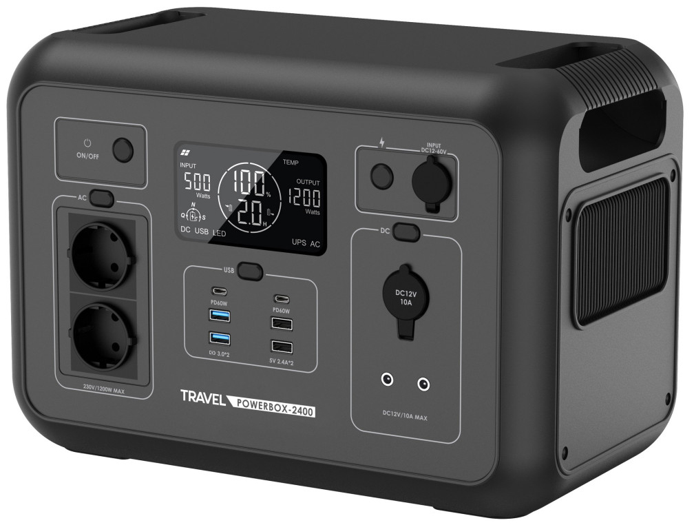 Widok pod kątem na stację zasilania Travel Powerbox-2400 marki VOLT Polska. Zdjęcie eksponuje zintegrowane uchwyty do przenoszenia, boczny system wentylacji oraz bogato wyposażony panel przedni z ekranem LCD i licznymi portami zasilającymi.