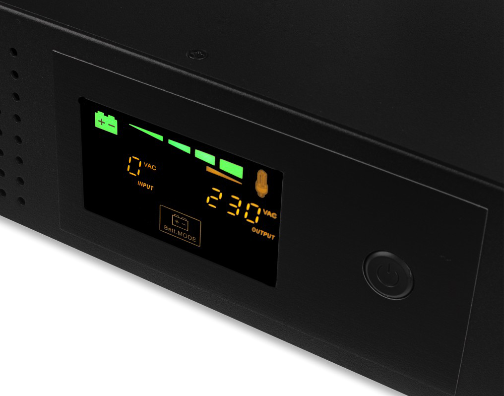 Zbliżenie na włączony wyświetlacz LCD zasilacza Volt Polska RackUPS 2000VA 1200W. Ekran wskazuje brak napięcia wejściowego, napięcie wyjściowe 230 VAC oraz aktywny tryb pracy bateryjnej (Batt.MODE). Po prawej stronie widoczny jest przycisk zasilania.