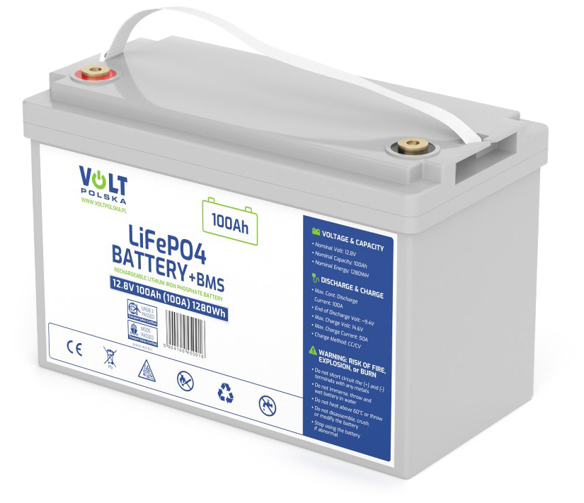 Szary akumulator LiFePO4 12,8V 100Ah marki Volt Polska z wbudowanym systemem BMS. Urządzenie posiada biały uchwyt transportowy oraz wyraźną etykietę z parametrami technicznymi i ostrzeżeniami. Produkt przeznaczony do bezobsługowej pracy, z widocznymi kolorowymi oznaczeniami biegunów na górnej pokrywie.