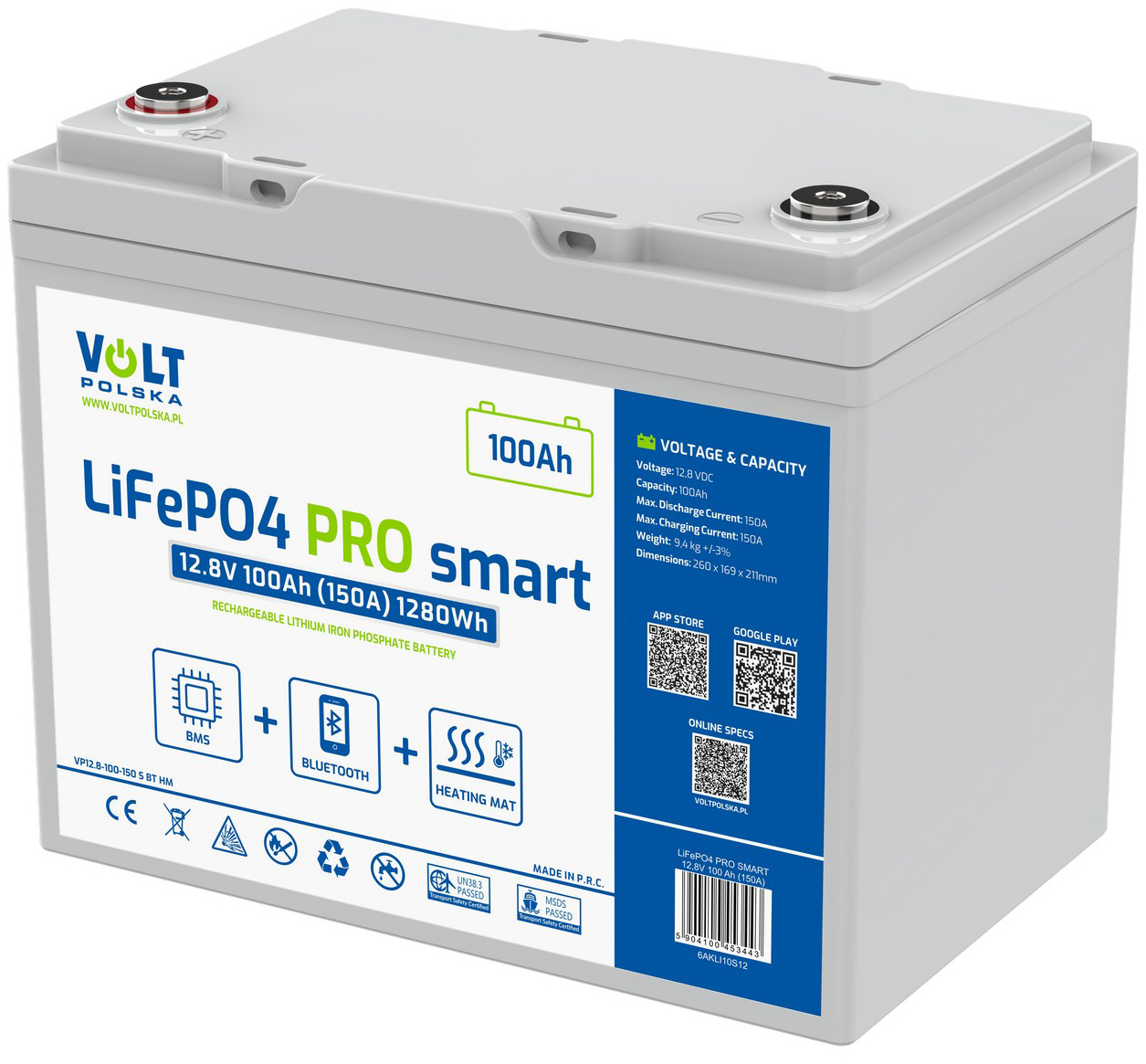 Jasnoszary akumulator Volt Polska LiFePO4 PRO smart 12.8V 100Ah o mocy 1280Wh na białym tle, widoczny z ukosa. Na przedniej białej etykiecie umieszczono ikony informujące o wbudowanym systemie BMS, łączności Bluetooth oraz macie grzewczej. Prawy bok zajmuje niebieski panel z parametrami technicznymi, trzema kodami QR oraz kodem kreskowym.
