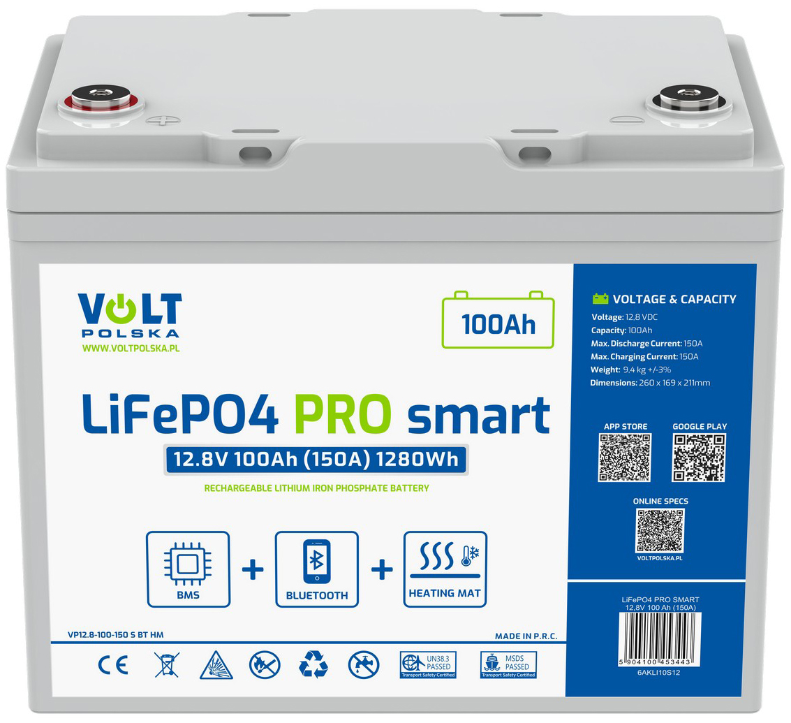Jasnoszary akumulator Volt Polska LiFePO4 PRO smart 12.8V 100Ah 1280Wh na białym tle, widok od przodu z góry. Biało-niebieska etykieta frontowa zawiera ikony wbudowanego systemu BMS, modułu Bluetooth oraz maty grzewczej. Na niebieskim panelu bocznym umieszczono szczegółowe dane techniczne, w tym wymiary 260 x 169 x 211 mm, wagę 9.4 kg oraz maksymalny prąd rozładowania i ładowania wynoszący 150A.