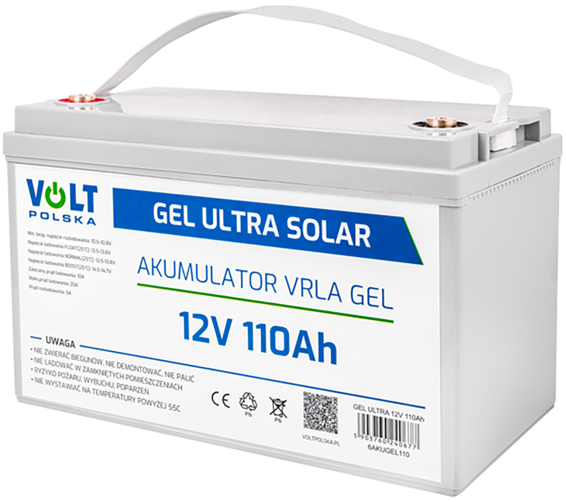 Akumulator żelowy Volt Polska Gel Ultra Solar 12V 110Ah, widok z boku i frontu na białym tle. Urządzenie posiada jasnoszarą obudowę, biały pas transportowy na górze oraz etykietę z pełną specyfikacją techniczną i ostrzeżeniami.