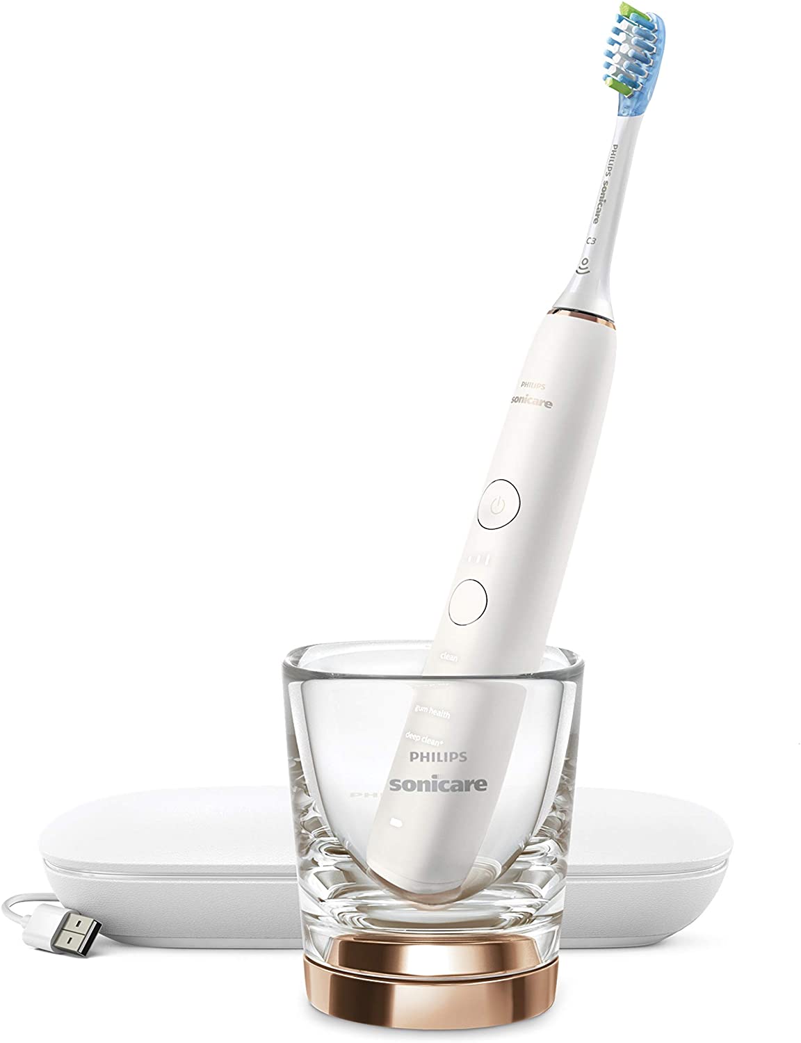 Biała szczoteczka Philips Sonicare 9000 DiamondClean w szklance ładującej, obok której leży etui podróżne z kablem USB. Widok z przodu na białym tle, prezentujący kompletny zestaw HX9911/94 w gotowości do użycia.