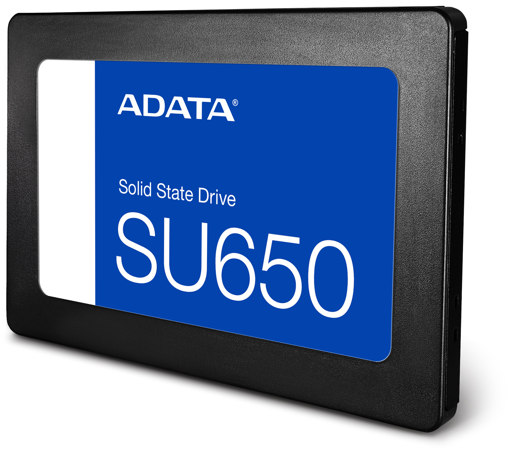 Dysk SSD ADATA Ultimate SU650 1TB w czarnej obudowie, widoczny pod kątem na białym tle. Na froncie znajduje się niebieska etykieta z białym logo producenta oraz wyraźnym oznaczeniem modelu SU650. Ujęcie podkreśla smukły profil urządzenia i jego matowe wykończenie.